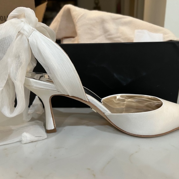 Badgley Mischka Women's Blaze Pump, White Satin - Picture 4 of 4